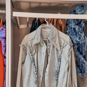 Košile je sice zdobená, ale dá se nosit každý den.