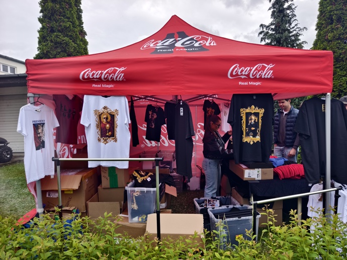 FOTO: Návštěvníci si mohli koupit Merch s podobiznami Richarda Chlada. – stránka 69