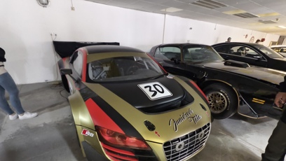 FOTO: Na místě lidé obdivovali automobily.