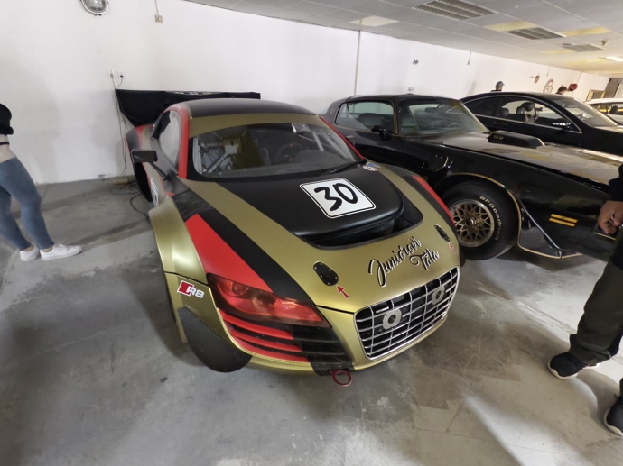 FOTO: Na místě lidé obdivovali automobily. – stránka 64