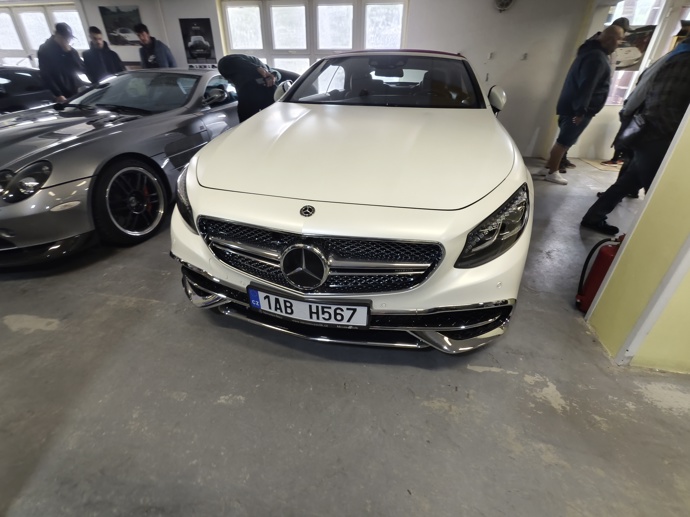 FOTO: Mercedes v garáži Richarda Chlada. – stránka 63