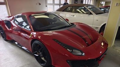 FOTO: Červené Ferrari.