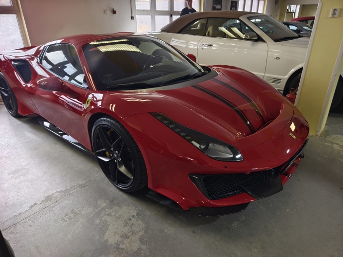 FOTO: Červené Ferrari. – stránka 56