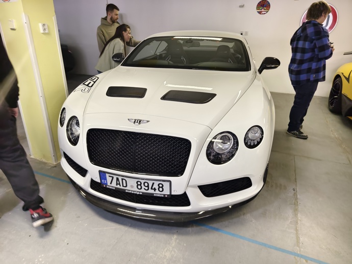 FOTO: Vůz Bentley. – stránka 55