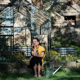 U skleníku dokáže dlouho sedět a rozjímat, protože na něj večer dopadá ideální světlo. 