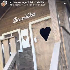 Dětský domeček, který hřišti vévodí, se jmenuje Benešička. 