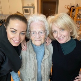 Agáta vystavila společnou fotku s babičkou Olgou a maminkou Veronikou.