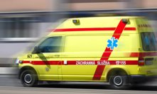 Hrůza na Rokycansku: Havaroval autobus s dětmi, některé jsou zraněné 
