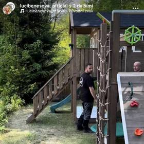 Nedávno na chatě vybudovala i dětské hřiště.