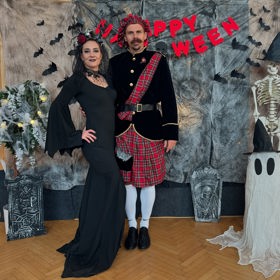 Denisa Helceletová s manželem na Halloweena.