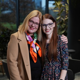 Linda na kurzech radí, jak se vyhnout konfliktním situacím a jak z nich uniknout, pokud eskalují. 