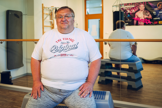 FOTO: Kila navíc Petra hodně omezují, dělá mu potíž i navléci si ponožky. – stránka 70