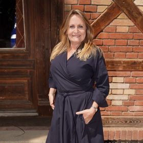 Že komfort a elegance můžou jít snadno ruku v ruce Regina Řandová dokázala i tímto modelem. Lichotivé, ale jednoduché košilové zavinovací šaty ozvláštnila barevným akcentem v podobě výrazných tenisek