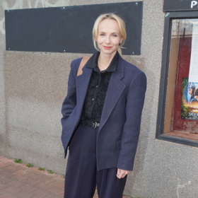 Herečka Jana Plodková oblékla kalhotový kostým, nápadně připomínající pánský oblek.