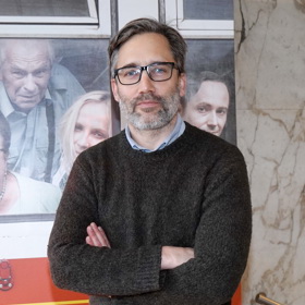 Sofistikovanost ale celkovému dojmu brýle dodávají i v případě, že se Jiří Havelka oblékne ležérněji. 