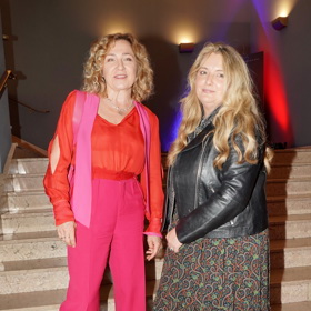 Režisérka Tereza Kopáčová oblékla tmavě růžové kalhoty s vysokým pasem doplněné o oranžovo-červenou halenku. 