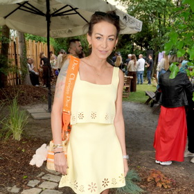 Influencerka Agáta Hanychová oblékla pastelově žlutý set crop topu a sukýnky, který pořídila v běžné konfekci. 