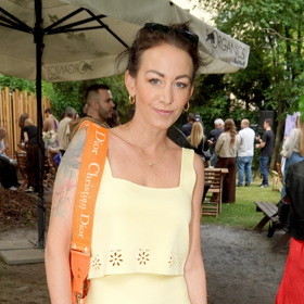 Crop top a sukni doplnila Agáta oranžovou kabelkou Dior, stejné značky byly i její boty. 