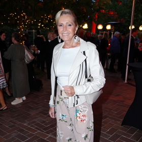 Helena Vondráčková má ve skříni také krémově bílý křivák. Ten nosí k bílému tričku a teniskám. 