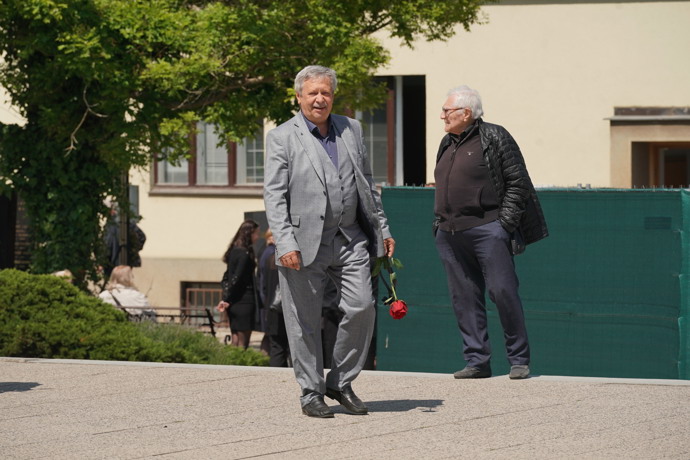 FOTO: Pohřeb zpěváka Karla Bláhy. – stránka 25