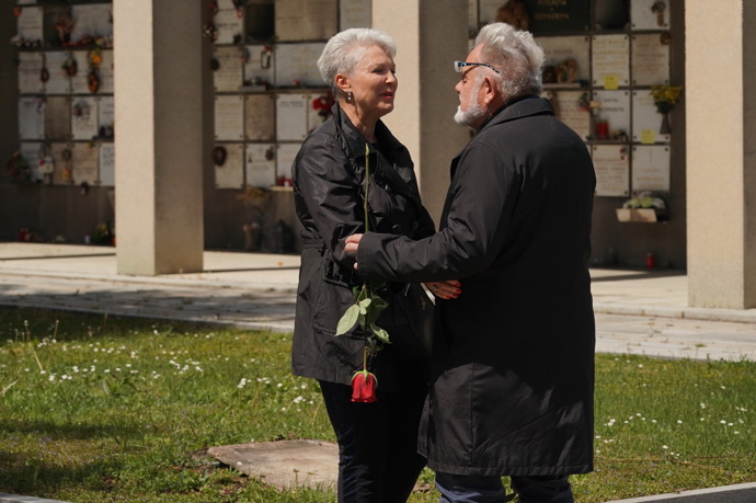 FOTO: Zpěvák a herec Václav Upír Krejčí na pohřbu Karla Bláhy. – stránka 20