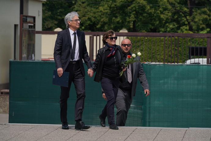 FOTO: Pohřeb zpěváka Karla Bláhy. – stránka 19