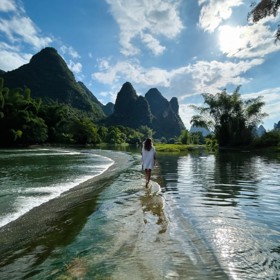 Veronika Havlíková v čínském Kuej-linu proslulém bizarně tvarovanými kopci.