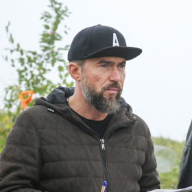 Ve sbírce má Bořek Slezáček taky kšiltovky...