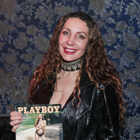 Olga pyšně pózuje se svým časopisem, na kterém ovládla titulní stranu v době, kdy byla těhotná.