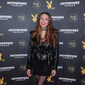 Olga Lounová oblékla luxusní koženou bundu a extra krátkou černou minisukni doplněnou o černé punčochy a střevíčky s uzavřenou špičkou. 