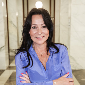 Saténová košile je vždy skvělý nápad a v modré barvě Heidi Janků přirozeně omlazuje. 