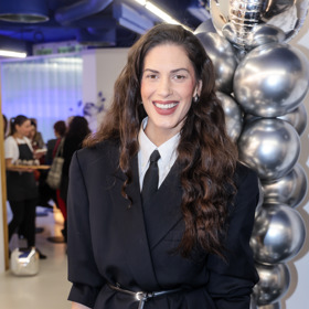 Oversize sako modelka pojala jako šaty, ale jejich krátkou délku vyvážila pomocí u krku zapnuté košile i tmavých punčoch.