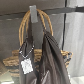 Stejně jako originály od značky Bottega Veneta, také v Reserved můžete narazit na kousky v různých barevných provedeních. Tento model stojí 999 Kč.