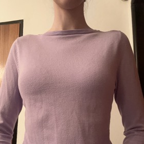 S kardiganem si ale můžete pohrát i tak, že ho jednoduše otočíte. Zadní část je tedy vepředu, jednoduchá a bez výstřihu...