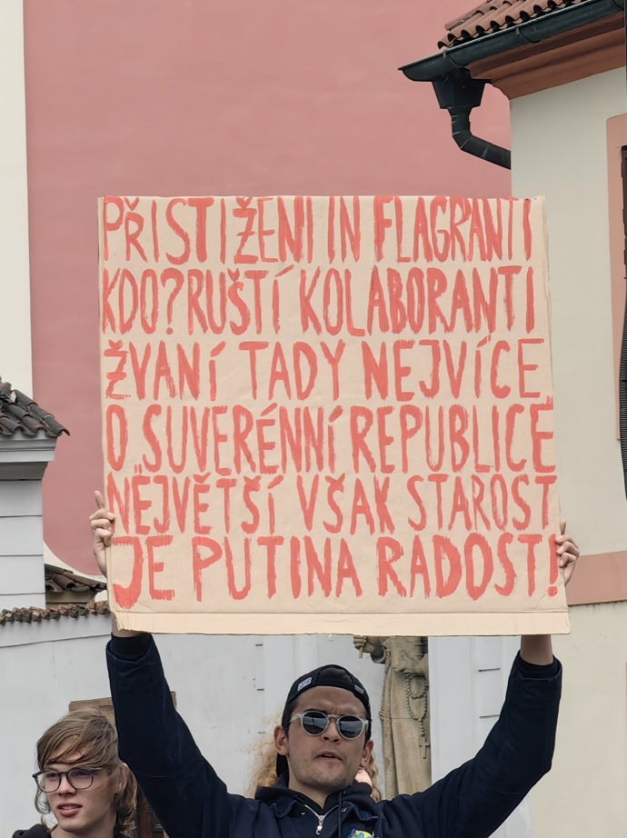 FOTO: Jeden z transparentů na protidemonstraci. – stránka 15