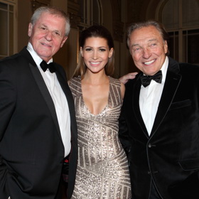 Karel Gott se kromě zpěvu věnoval malířství, s nímž slavil velké úspěchy. Na snímku se svým přítelem Laďou Kerndlem a jeho dcerou Terezou.