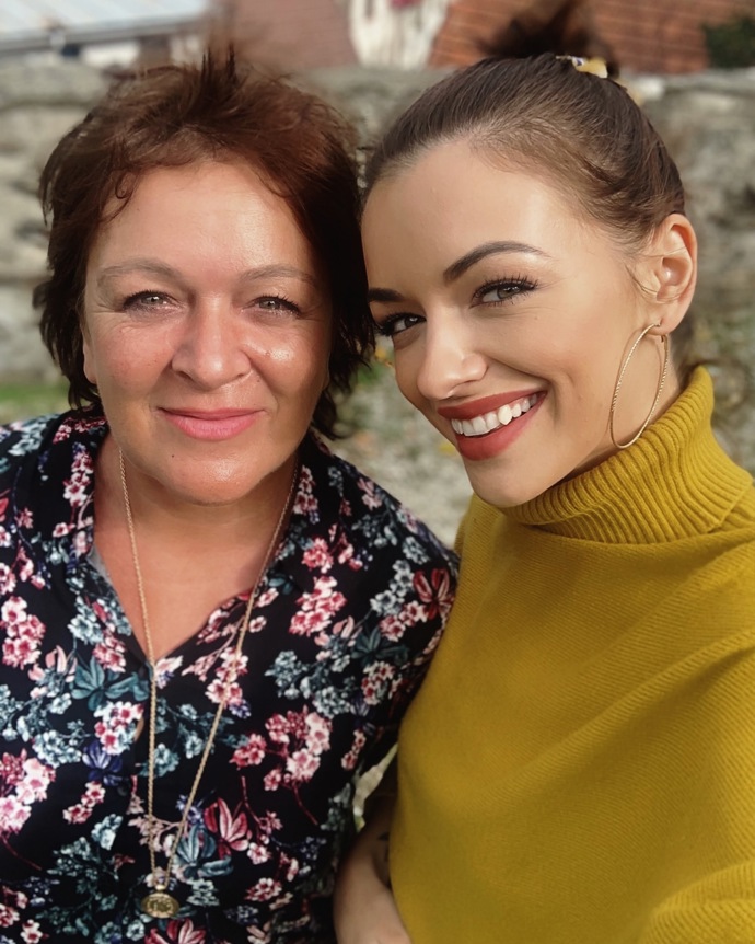 FOTO: Jitka Boho s maminkou. – stránka 15