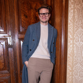 Styl Ondřeje Gregora Brzobohatého vychází z toho klasického pánského.