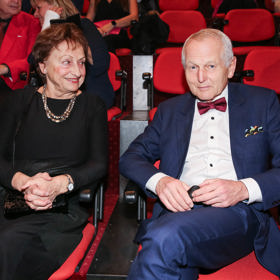 Jan Pirk se svou manželkou rád navštěvuje divadelní premiéry. 