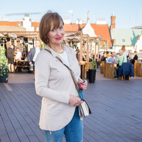Petra Černocká nazouvá bílé tenisky k džínům a béžovému saku.