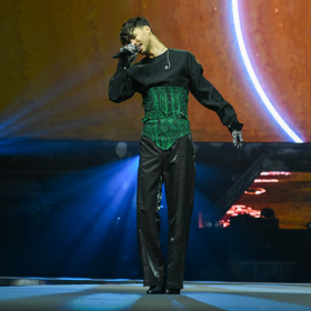 V Eurovizi zabojuje Adam Pavlovčin se svou písní Kiss Kiss Goodbye. 