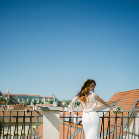 Svatebním šatům aktuálně vévodí také zajímavé detaily v podobě řasení i holých zad.