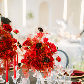 Na svatbě je samozřejmě důležitá i barevnost květinové výzdoby. Kombinace černé a červené působí efektně, dramaticky a nečekaně živě.