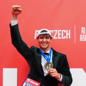 Muselo mu být velké horko.