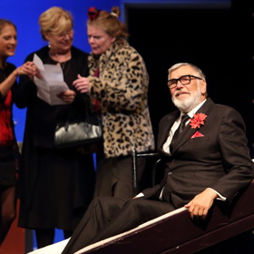 Jiří Bartoška v divadelní hře Moje hra - dvě hodiny strávil na jevišti v rakvi, hrál totiž nebožtíka. 