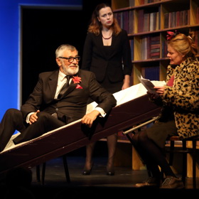 V Divadle Kalich si Jiří Bartoška užil smuteční atmosféry dosyta - a diváci chodili z komedie Moje hra domů nadšení.