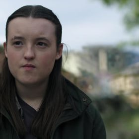 Bella Ramsey (Ellie) v seriálovém Seattlu.