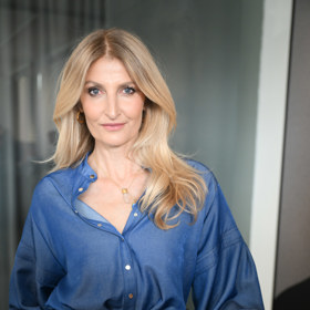 Modelka ukázala, že i monochromatický denimový look může fungovat jako slavnostnější outfit.