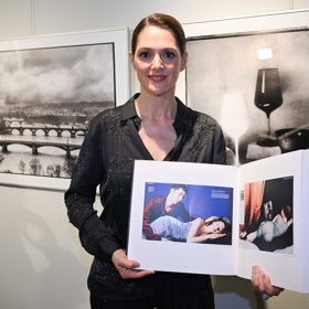 Herečka obdivovala knihu fotografií Roberta Vana, která k výstavě vyšla. 