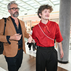 Roman Zach přišel na premiéru s černým batohem na zádech. 